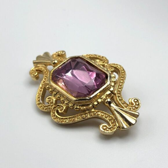 Vintage Regency Brooch Pin Gold Purple Glass Rhinestone Scroll Radiant Cut - Picture 3 of 4